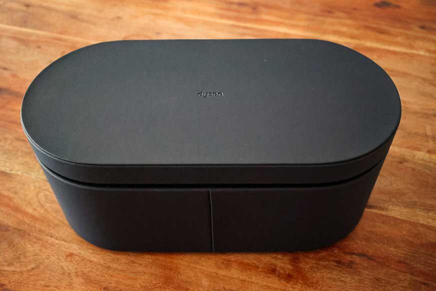 Man sieht den Dyson Airwrap in seiner Box.